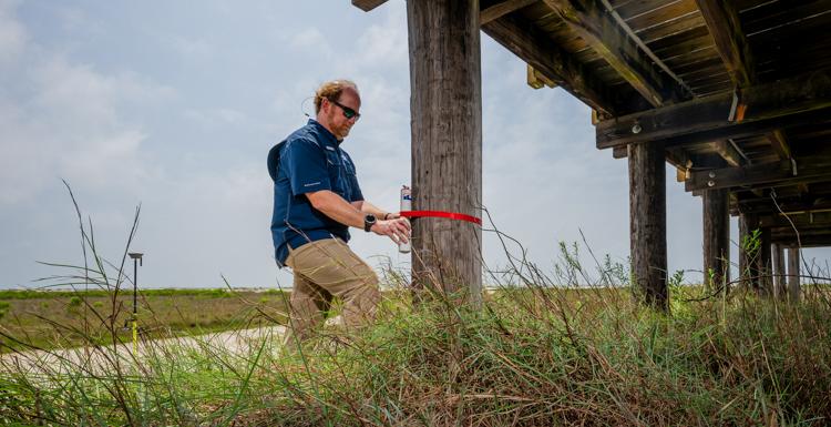 In addition to relying on data from more expensive Sentinels, engineering professor Dr. Bret Webb will deploy smaller storm surge and wave gauges in advance of a hurricane. 它们可以被贴在结构上，比如多芬岛的这个码头.